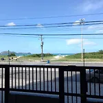 Apto 04 qtos, aconchegante, localizado em prédio frente Praia do Forte